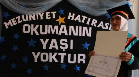 66 yaşında cübbe giyip kep attı