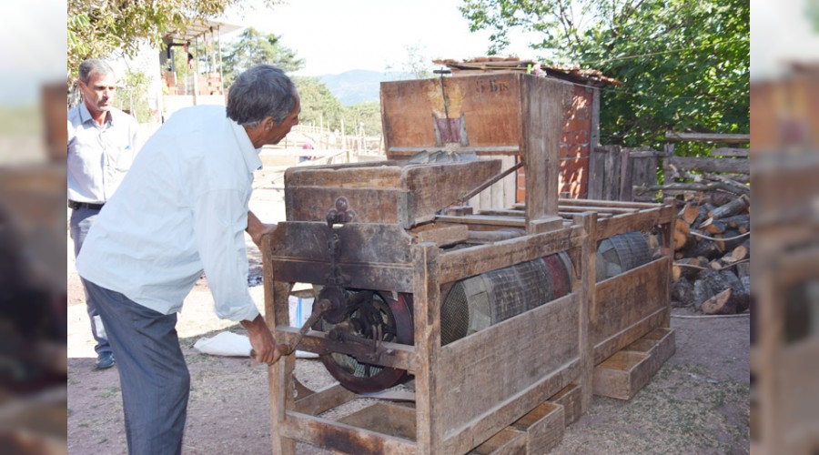 80 y�ll�k baba mesle�ini ya�at�yor