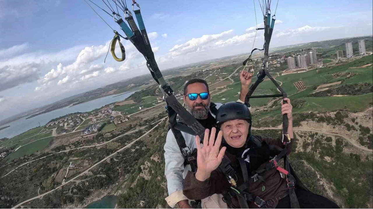 83 yaşında yamaç paraşütü ile uçtu