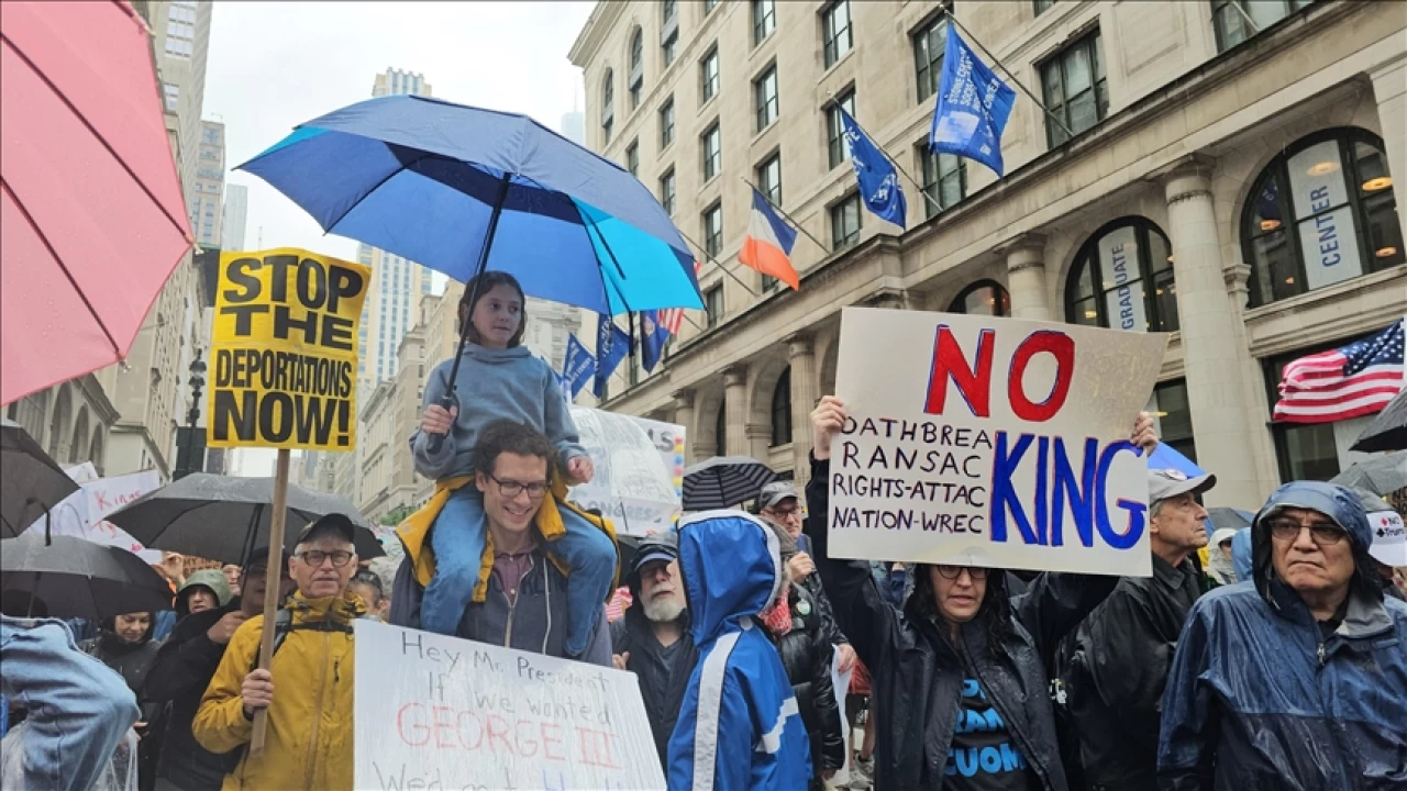 ABD'de milyonlarca kişi "Krallara hayır" diyerek Trump yönetimini protesto etti