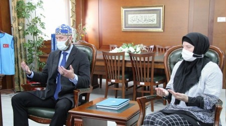 ABD'li anne ve oğlu ezan sesiyle Müslüman oldu