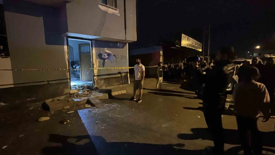 Adana'da 2'si �ocuk, 5 ki�inin bulundu�u eve el yap�m� patlay�c� att�lar