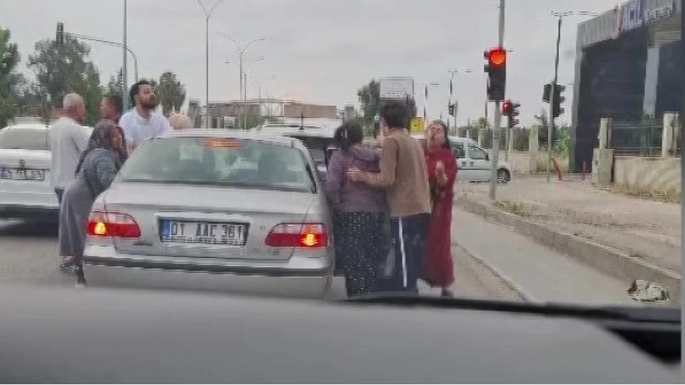Adana'da trafikte kad�nl� erkekli kavga 