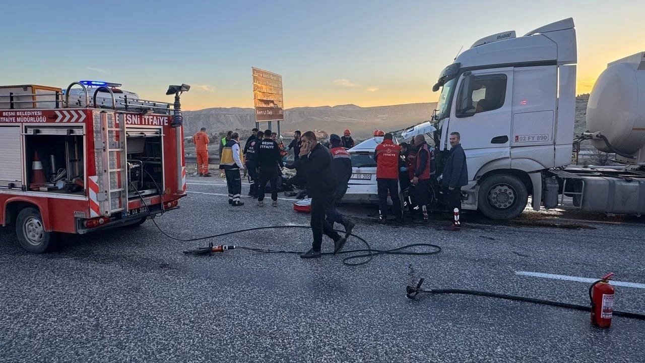Adıyaman'da yakıt tankeri ile otomobil çarpıştı: 4 ölü