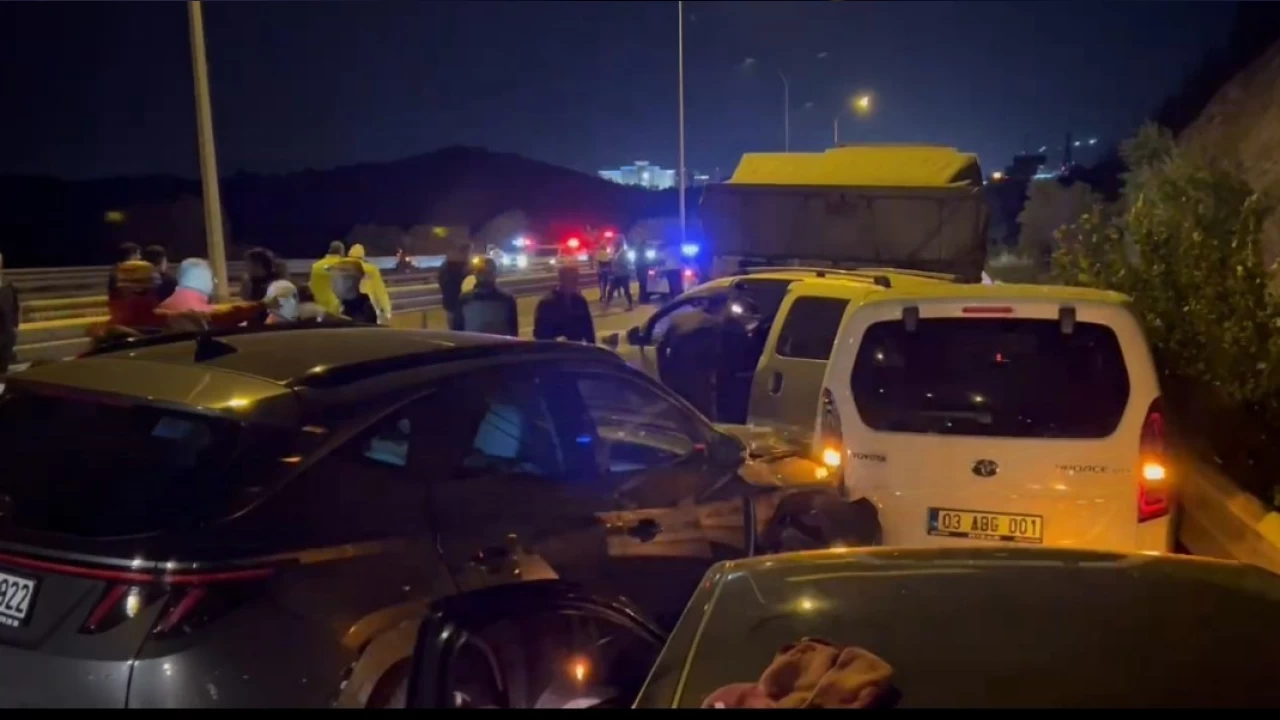 Afyonkarahisar'da zincirleme kaza: 18 yaralı