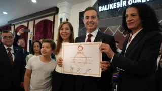 Ahmet Akın mazbatayı aldığı ilk gününde, AKP'nin aldığı hakkı iade etti