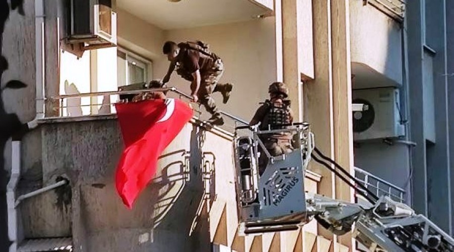 Ailesini rehin alan adam etkisiz hale getirildi