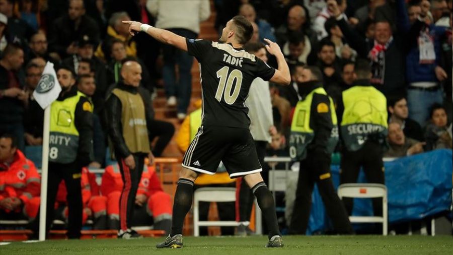 Ajaxl� futbolcuya evinin �n�nde sald�r�