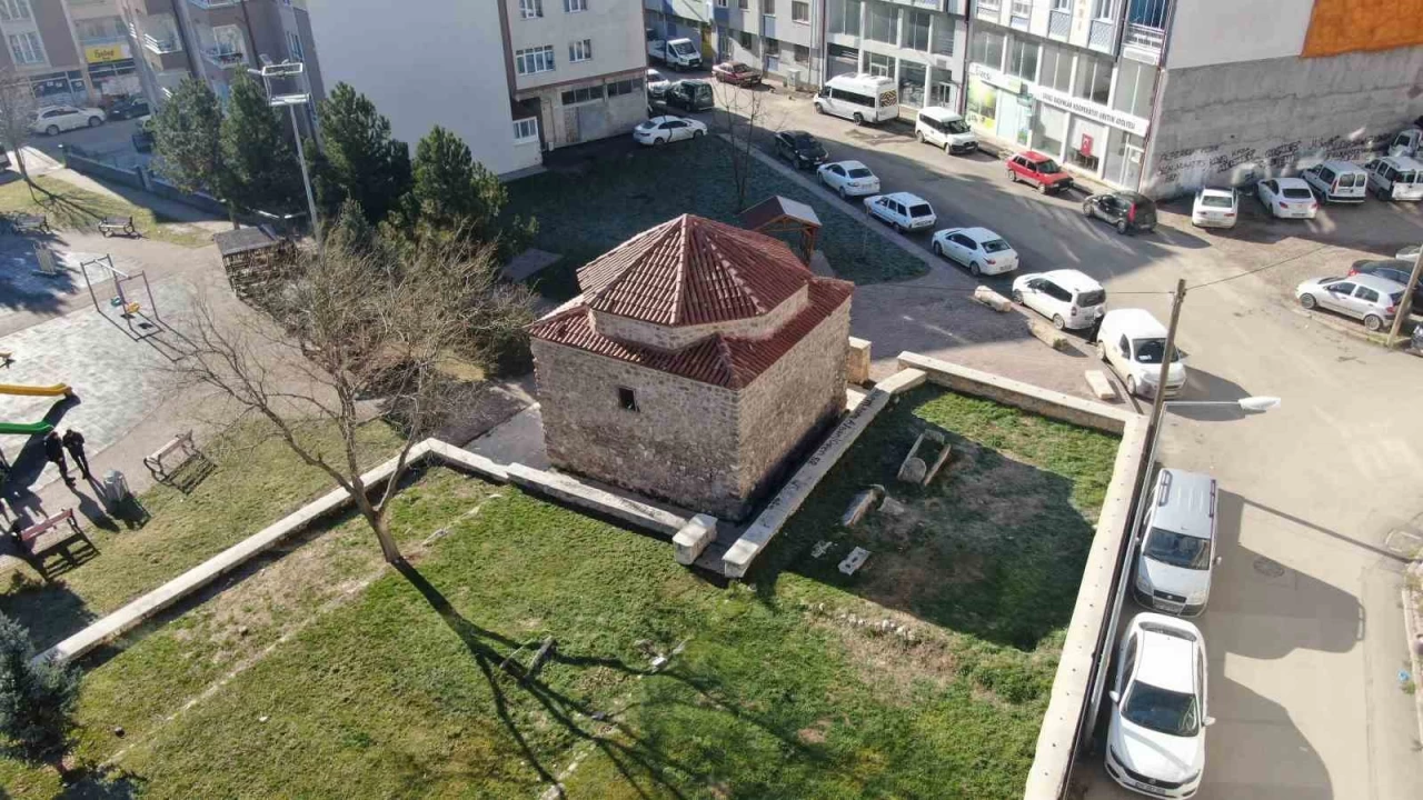 Akbaş Baba Türbesi'ne sprey boyalı saldırı