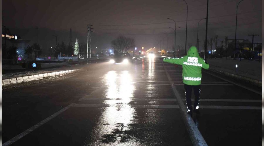 Aksaray-Konya karayolu kar yağışı ve tipi nedeniyle trafiğe kapatıldı