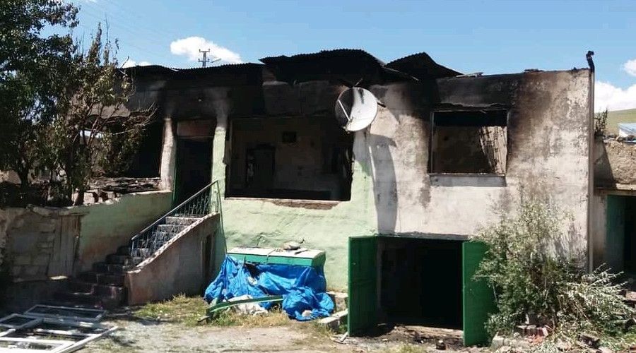 Alevlerin sard��� evden yaral� ��kt�