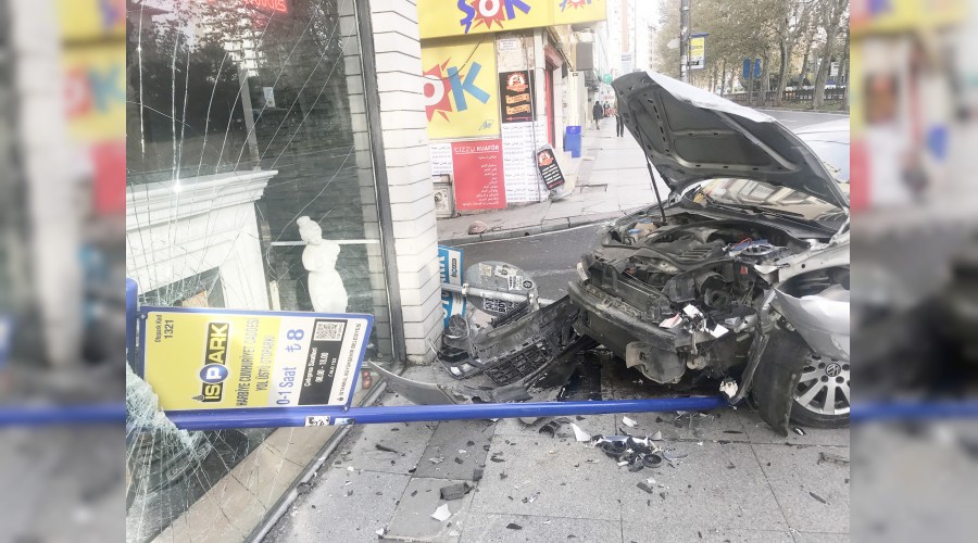 Alkoll� s�r�c� ortal��� birbirine katt�