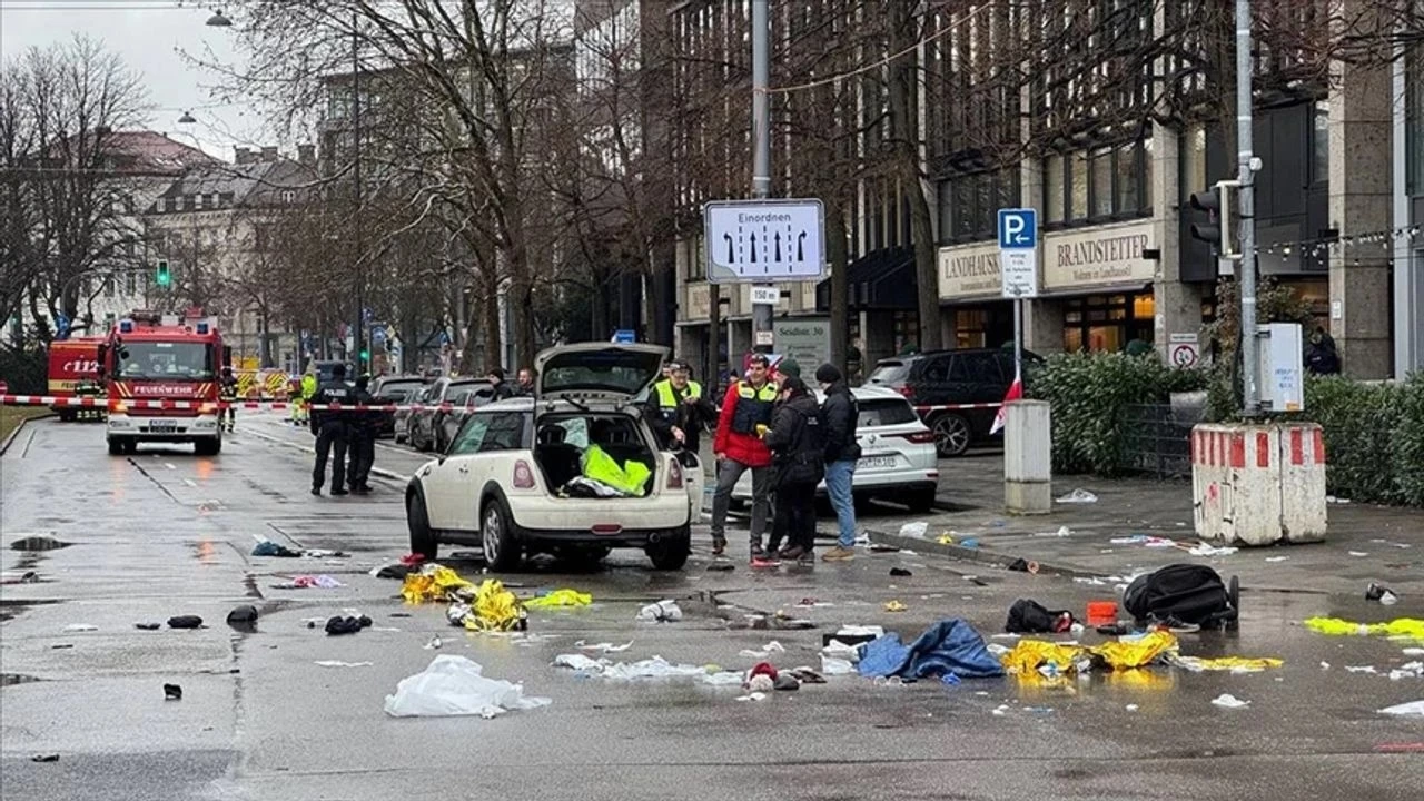 Almanya'da bir ara� kalabal���n aras�na dald�