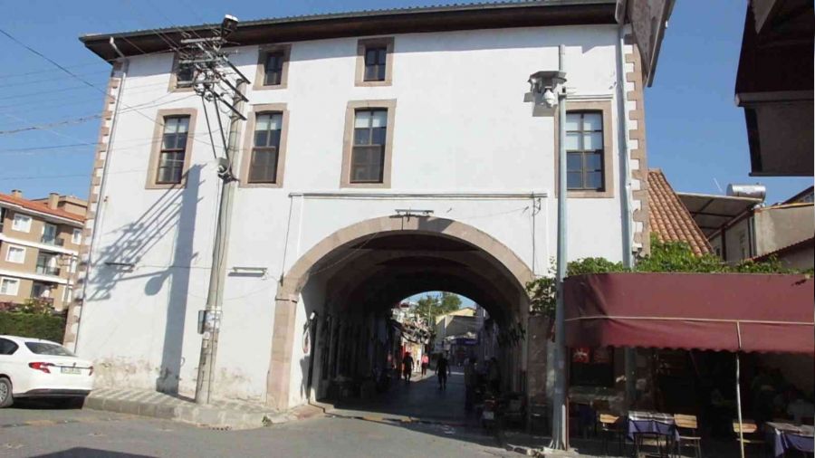 Altından yol geçen 278 yıllık cami