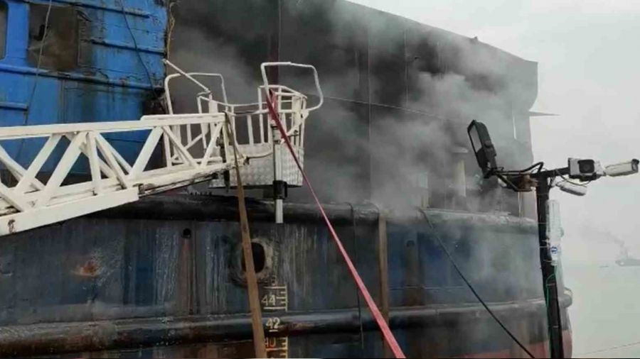 Alt�nova Tersaneler B�lgesi'nde gemi yang�n�