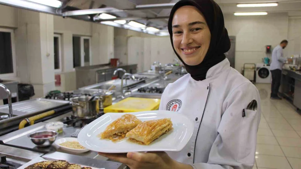 Amasya'n�n yeni lezzeti 'elmal� baklava'