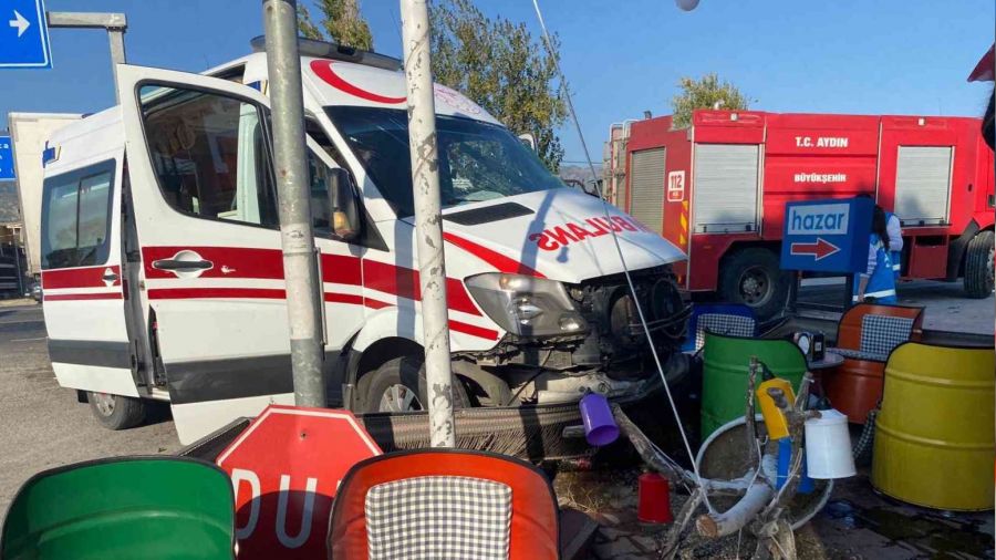Ambulans ile kamyon çarpıştı: 4 yaralı