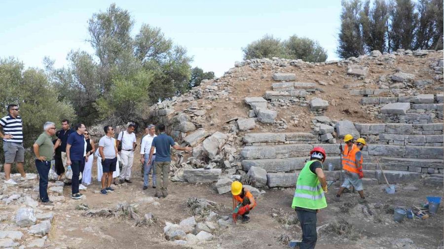 Amos Antik Kenti'nde tiyatro gün yüzüne çıkarılıyor