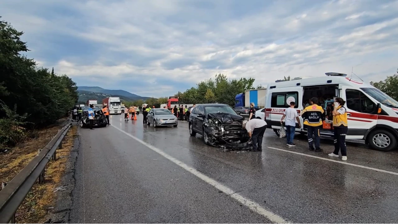 Anadolu Otoyolu'nda 10 araçlı zincirleme kaza: 10 yaralı