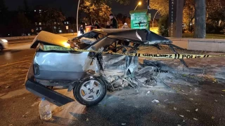 Ankara'da ağaca çarpan araç ikiye bölündü: 2 yaralı