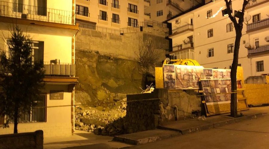 Ankara'da ��kme tehlikesi olan apartman ve �evresindeki binalar bo�alt�ld�