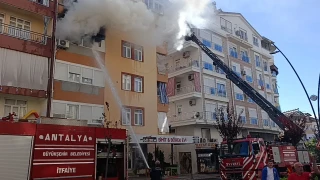 Antalya'da 5 katlı binada yangın: Mahsur kalan 2'si çocuk 4 kişiyi itfaiye kurtardı