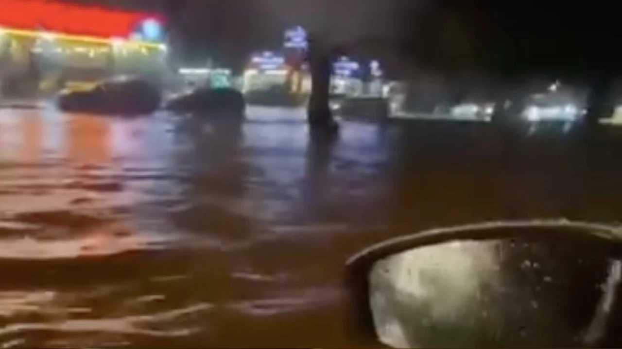 Antalya'da fırtına etkili oldu, sağanak yolları göle çevirdi