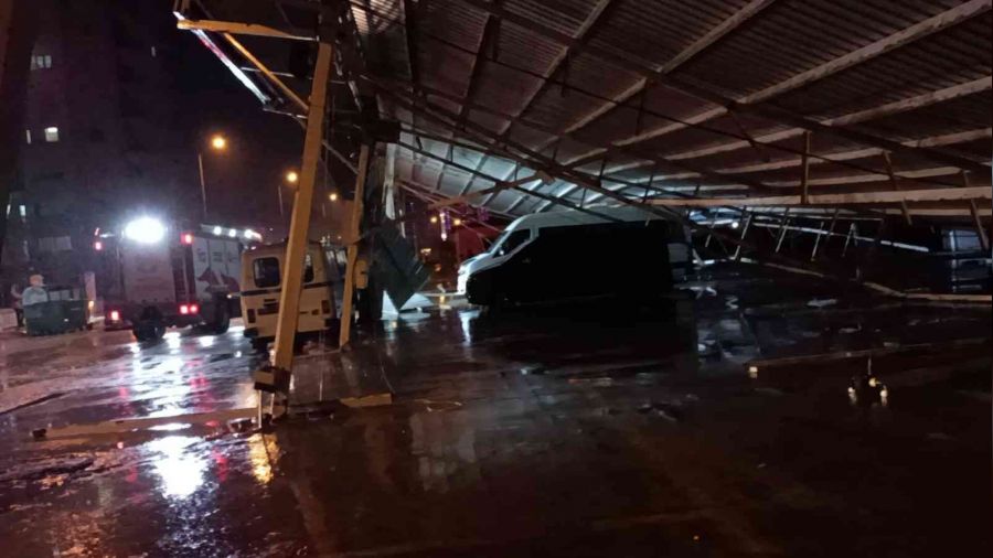 Antalya'da kapalı pazarın çatısı çöktü