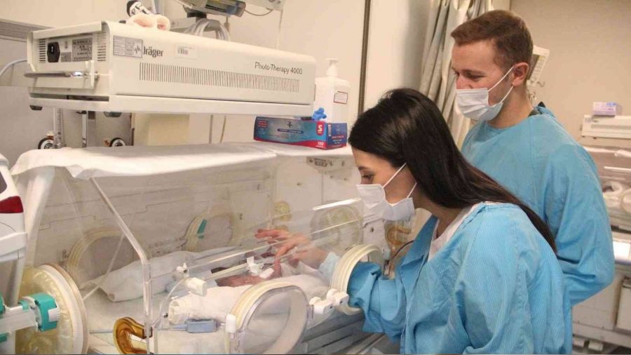 Antalya'da turizmci çifte 3'üz bebek şoku