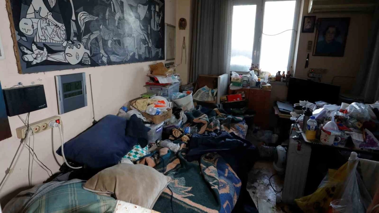 Antalya'da vefat eden adam�n evinden 2 kamyon ��p ��kt�