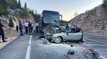 Antalya'da yolcu otobüsü ile otomobil çarpıştı: 1 ölü, 5 yaralı