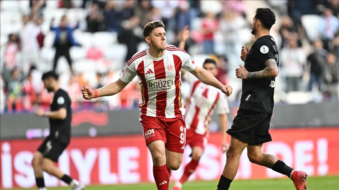 Antalyaspor sahas�nda Rizespor'u ma�lup etti