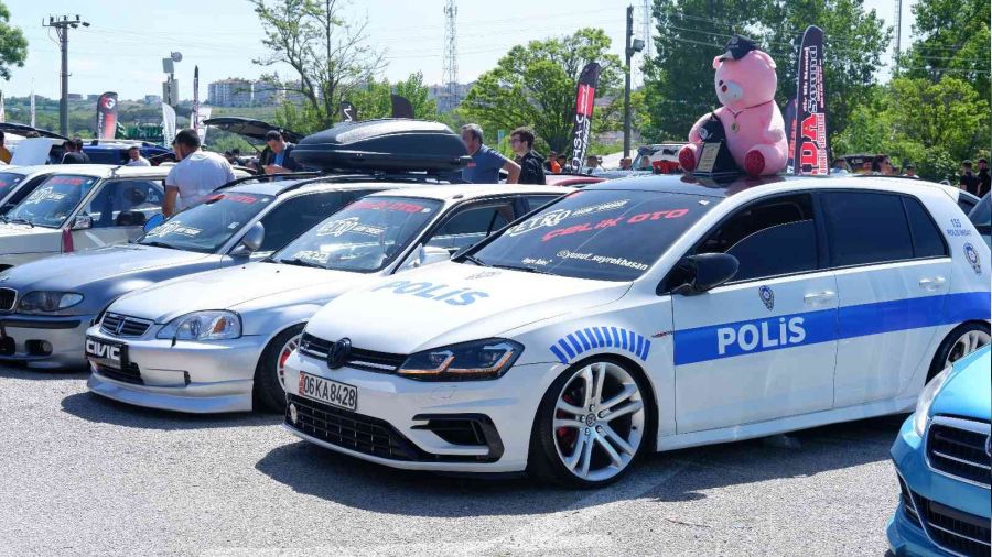 Arac�n� polis otosu gibi giydirdi
