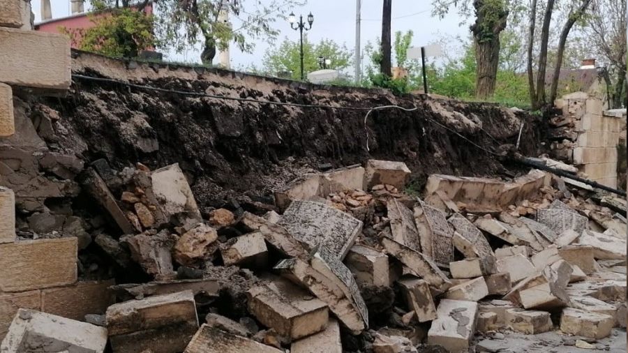 Arap Baba türbesinin duvarı onarılacak