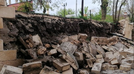 Arap Baba türbesinin duvarı onarılacak