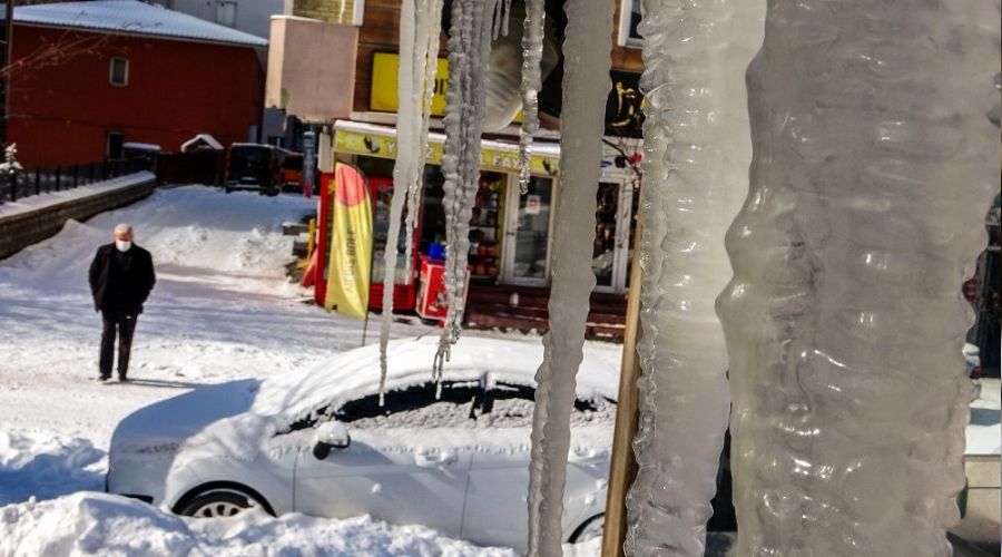 Ardahan'da buz sark�tlar� 2 metreye ula�t�