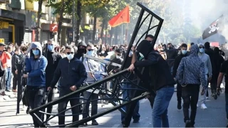 Arnavutluk'taki protestolarda Tiran sava� alan�na d�nd�