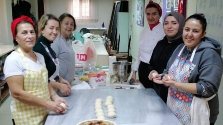 Aşçılık ve pastacılık kursuyla aile bütçelerine katkı sağlıyorlar