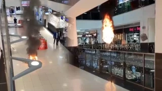 AVM'deki avize alev alev yanarak düştü