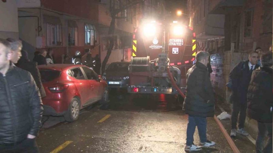 Bağcılar'da çatı yangını 3 binaya sirayet etti