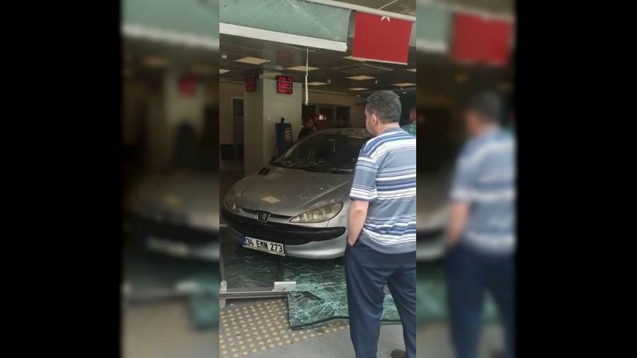 Bah�elievler'de otomobil bankaya dald�