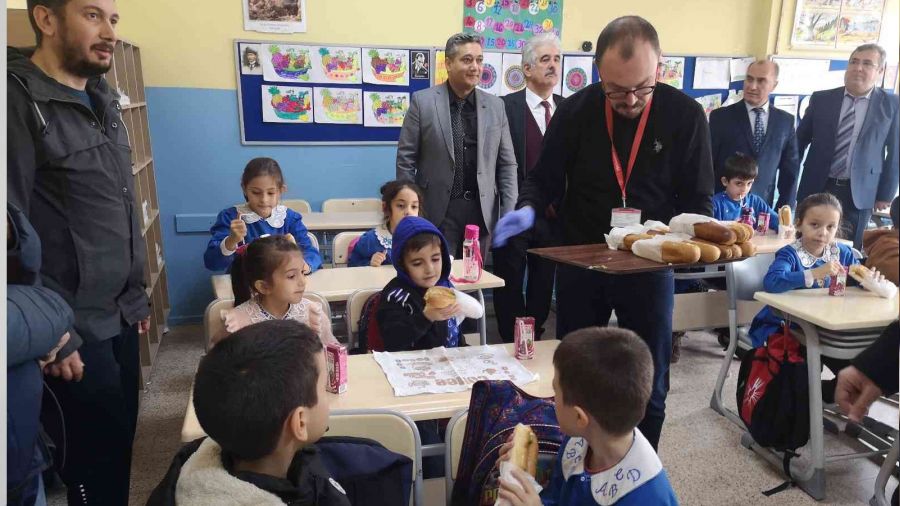 "Balık Sağlıktır, Balık Başarıdır" sloganıyla öğrencilere balık ekmek dağıtıldı