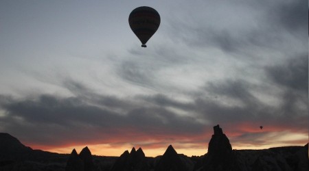 Balonlar güneşin doğuşu için havalandı