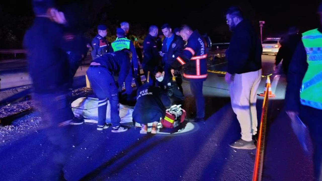 Bariyer ve aydınlatma direğine çarpan motosiklet sürücüsü hayatını kaybetti