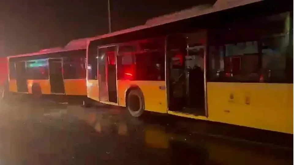 Ba�ak�ehir'de 3 �ETT otob�s� �arp��t�: 5 yaral�