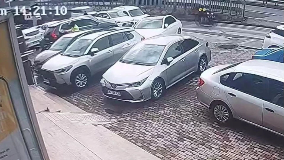 Ba�ak�ehir'de �dedikleri borcu, silahla gasp etmeye �al��t�lar