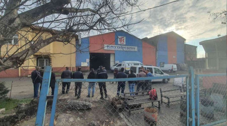Başını pres makinesine sıkıştırdı