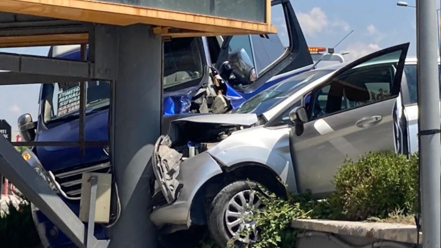 Ba�kent'te AVM giri�inde iki ara� reklam dire�ine �arpt�: 7 yaral�