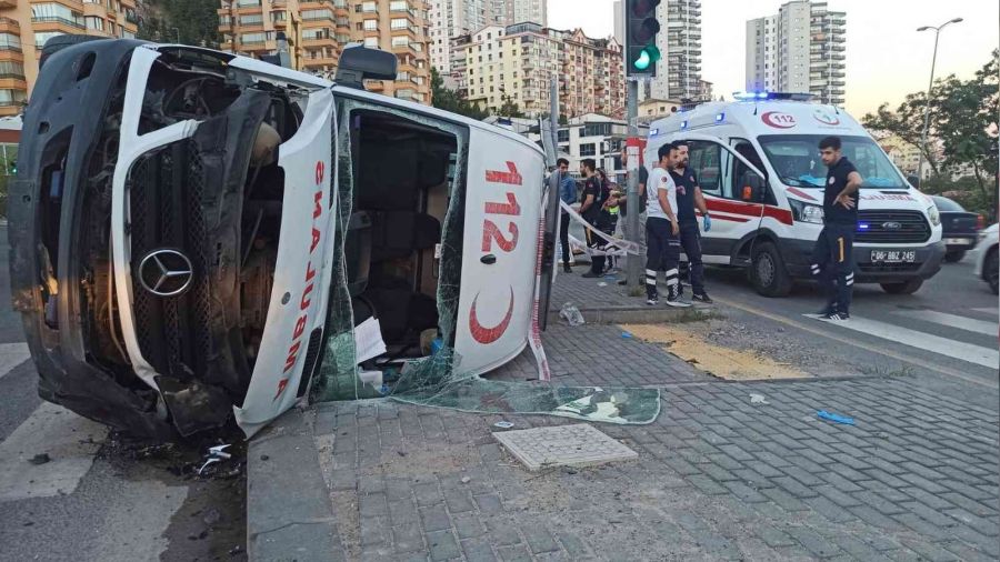 Başkent'te hasta taşıyan ambulans otomobille çarpıştı: 3 yaralı
