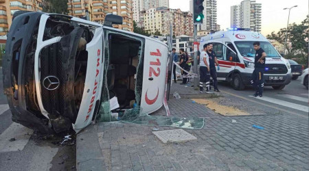 Başkent'te hasta taşıyan ambulans otomobille çarpıştı: 3 yaralı
